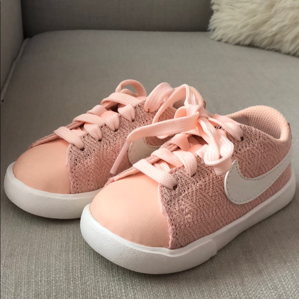 Brand New Peach 🍑 Color Nike Sneakers!